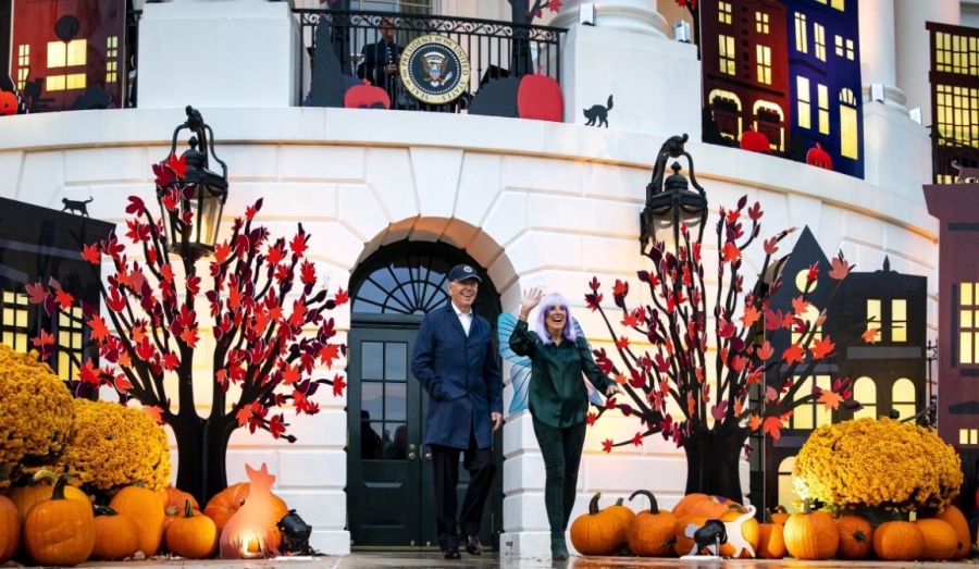 Джо Байдън и съпругата му отпразнуваха първия си Хелоуин в Белия дом (СНИМКИ)